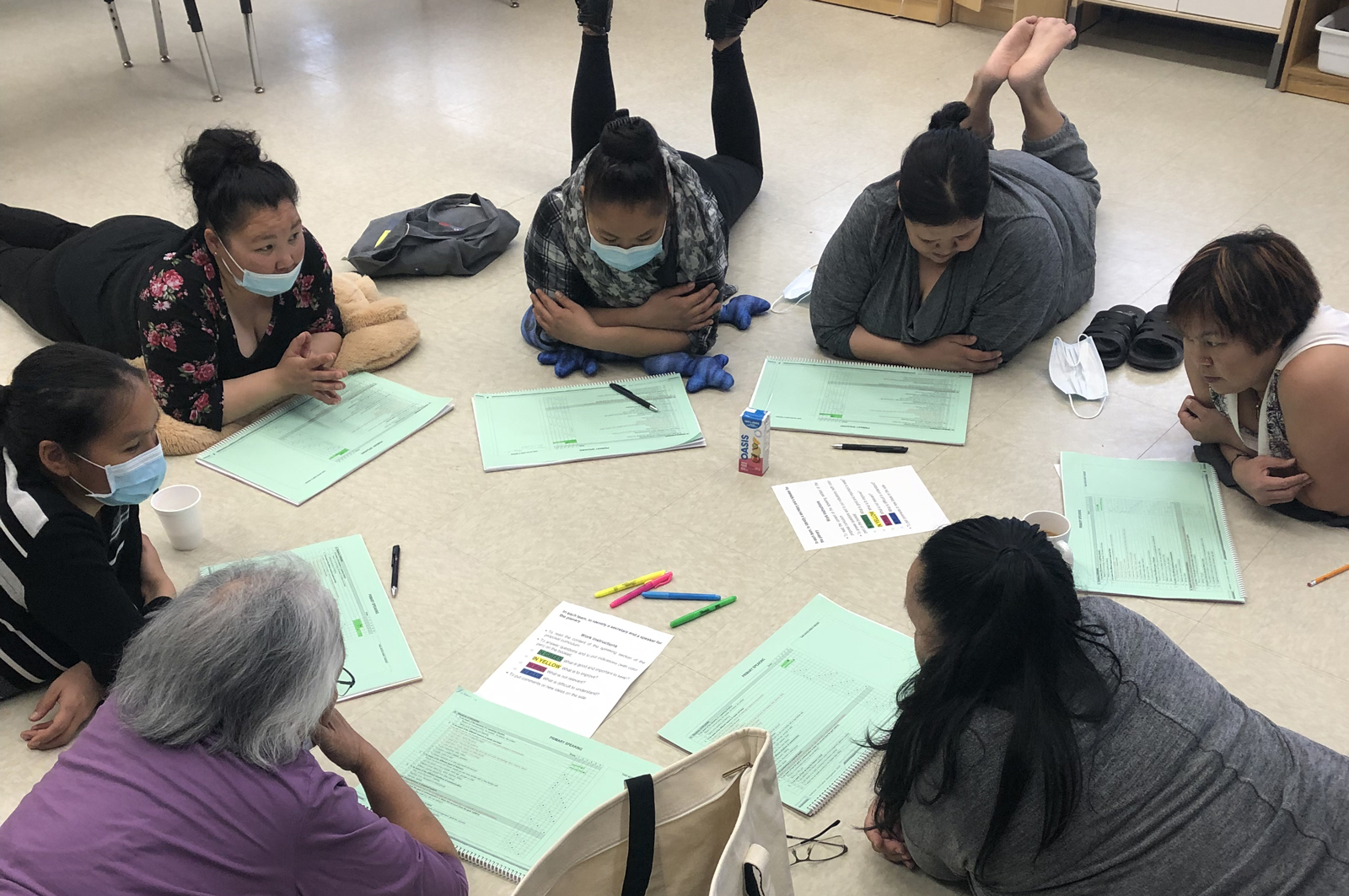Un  évènement pour réfléchir et travailler à l'élaboration d'un curriculum  culturellement adapté pour l'enseignement de l'inuktitut dans la communauté de  Puvirnituq