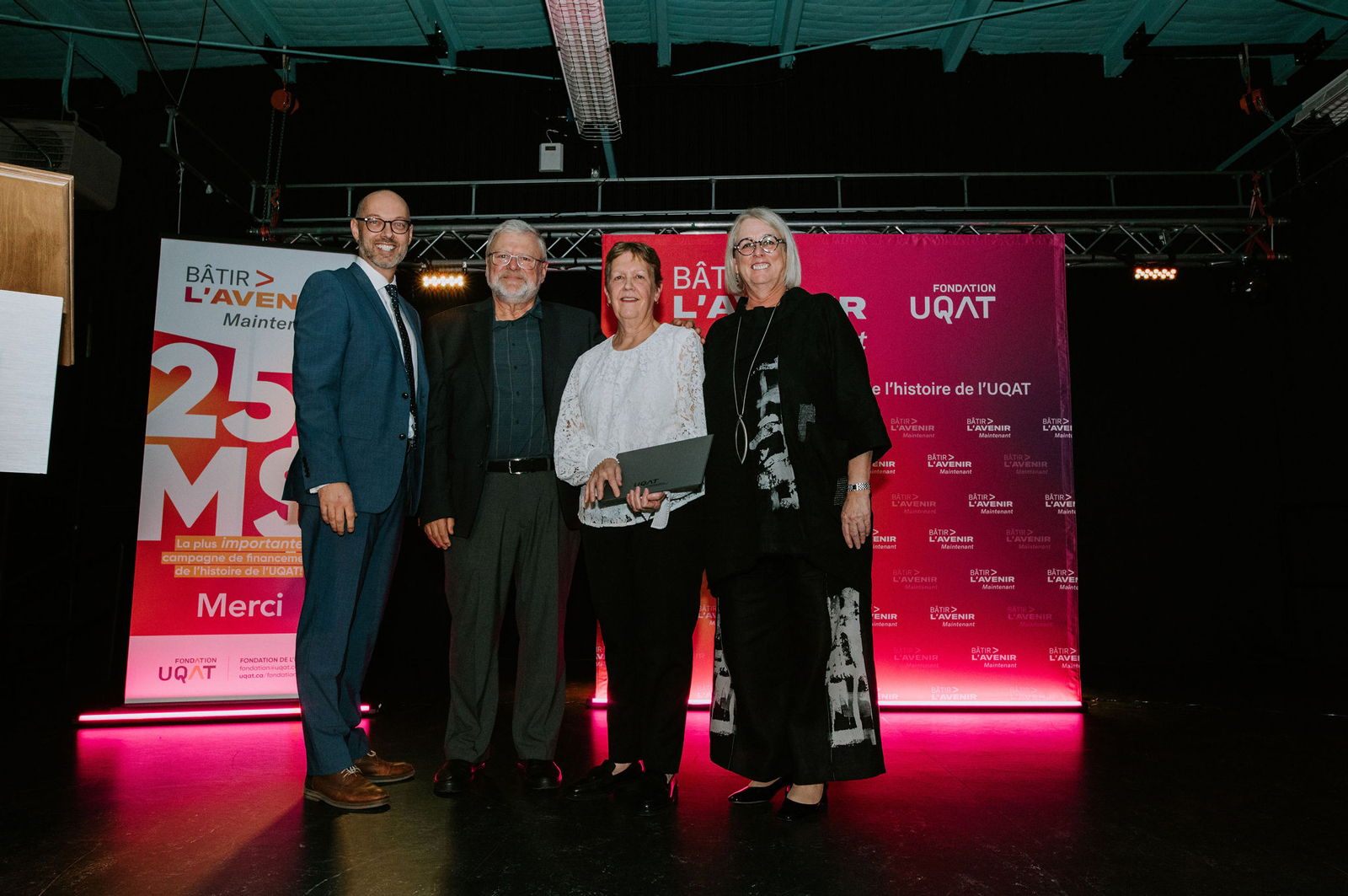 La professeure  retraitée Carole Lafrenière reçoit la médaille d'honneur de l'Université du  Québec en Abitibi-Témiscamingue