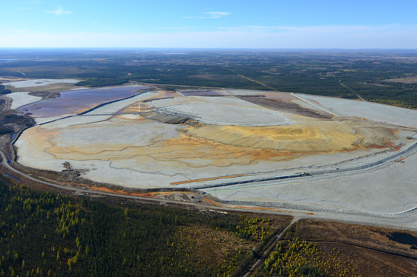 Dix experts et expertes en  environnement minier s'unissent pour la publication d'un premier ouvrage collectif  sur la restauration minière