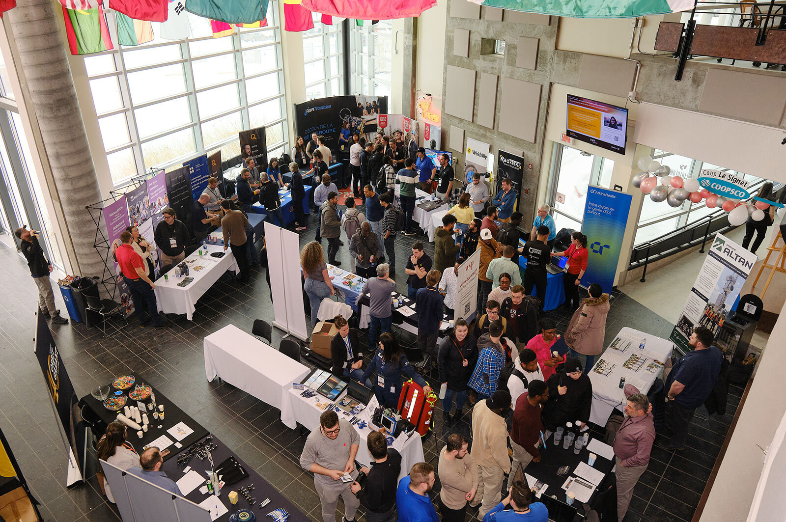 Un franc succès pour le Salon de l’emploi, des stages et du réseautage 2025